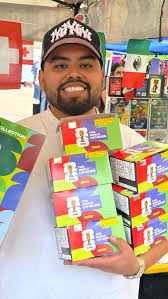 Cliente MintStore mostrando su álbum Panini en Córdoba
