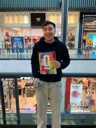 Cliente MintStore con caja de figuritas Panini en Rosario