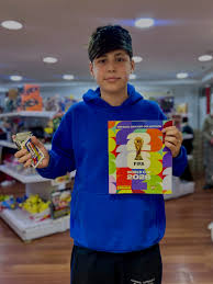 Cliente MintStore con sobres Panini en Mendoza
