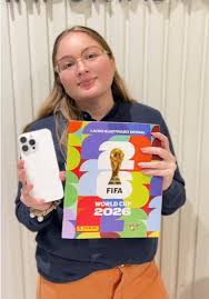 Cliente MintStore con álbum Panini en Pilar