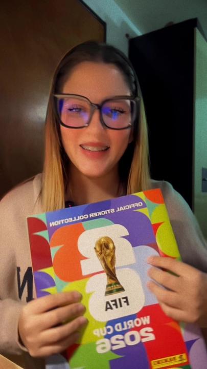 Cliente MintStore con álbum Panini en Avellaneda