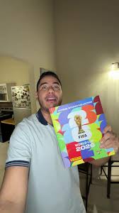 Cliente MintStore con álbum Panini en San Juan