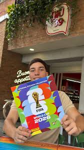 Cliente MintStore con álbum Panini en Bariloche